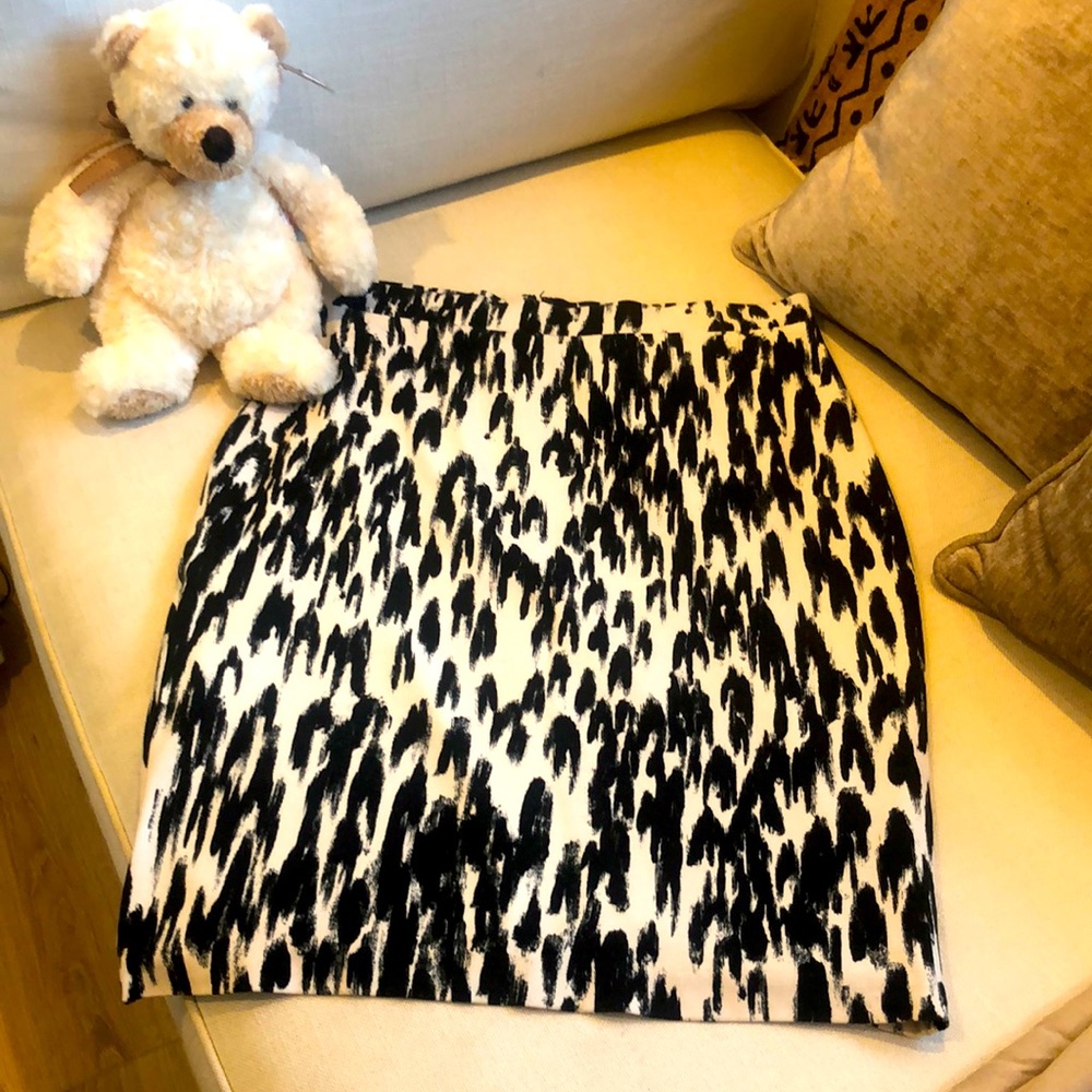 Ann Taylor black and white pencil ✏️ skirt. This is one of my favorites!  EUC.